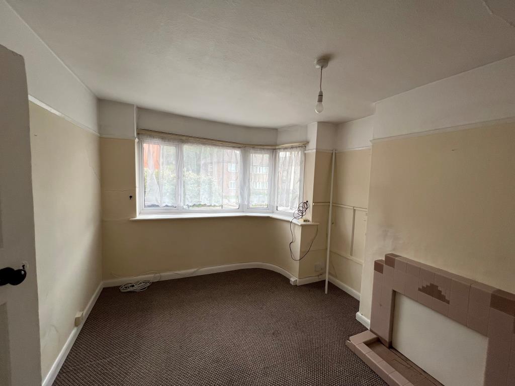Lot: 119 - TWO-BEDROOM FLAT FOR IMPROVEMENT -